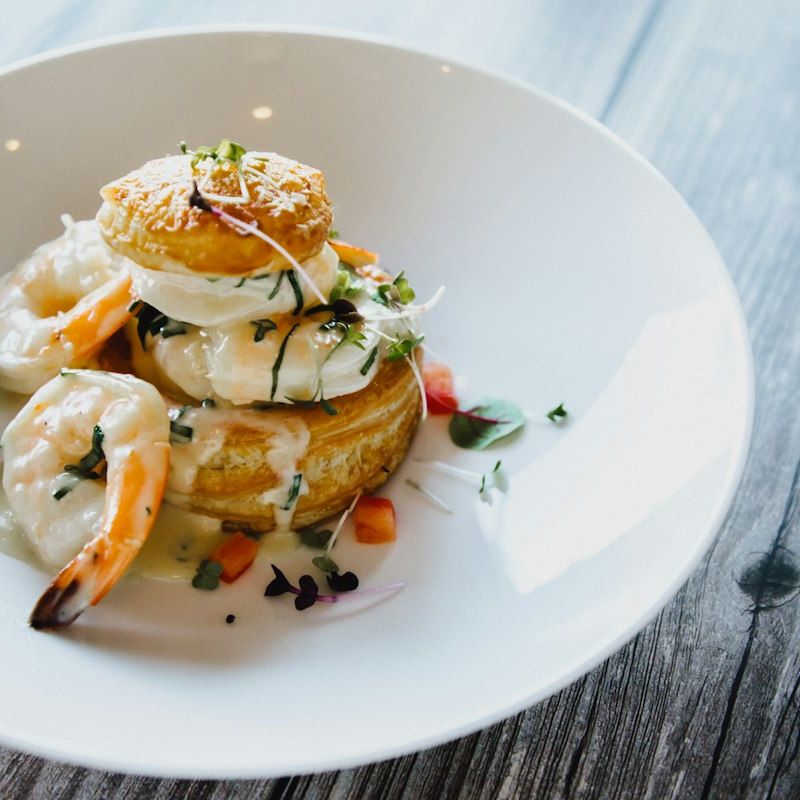 Plat de saison dressé à l’assiette
