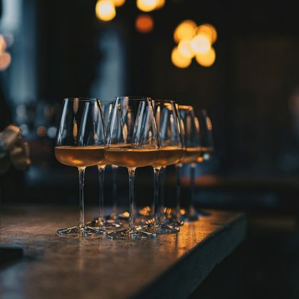 Verres de vin sur une table