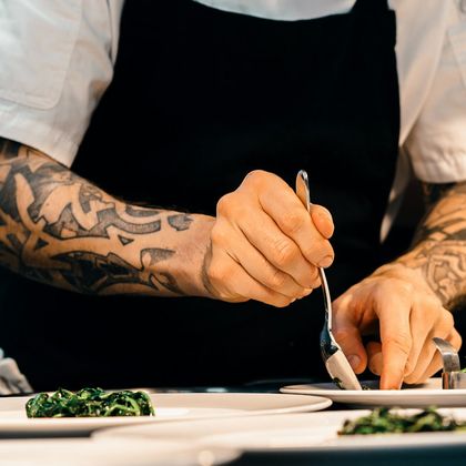 Le chef dresse une assiette