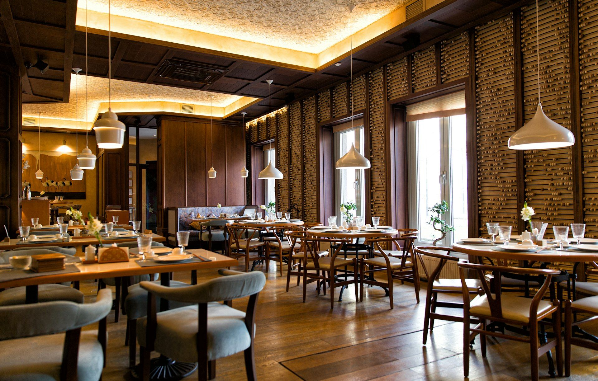 La salle du restaurant, tables dressées pour le soir